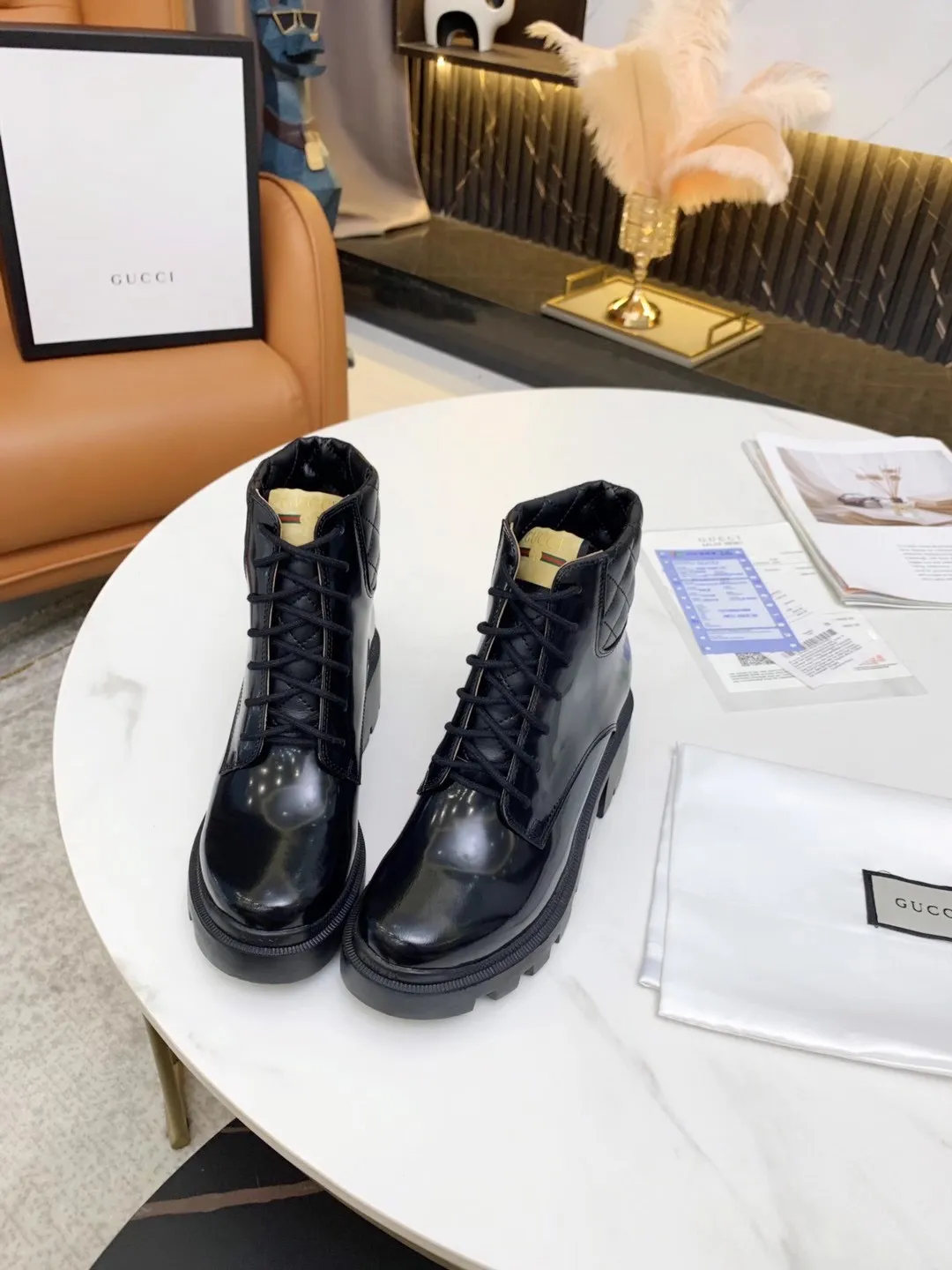 👟👟Ex-factory price 560👟👟 (Electric embroidery on the shoe collar ➕ Oil edge on the upper) The new version of Gucci GUCCI is on sale...🔥 It has a retro British style and is decorated with a LOGO cloth label on the front. Heel height: 6cm Fabric: Imported cowhide, open edge beads, lining/foot pads: upgraded cowhide 🐂 Color: black white open edge beads Code number: 34-40. 34 and 41 42 need to be customized Packaging: Comes with card and cloth bag.